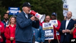 Presiden AS Joe Biden berbicara kepada para anggota serikat pekerja otomotif AS (UAW), yang menggelar aksi protes di luar Willow Run Redistribution Center, UAW Local 174, Michigan, pada 26 September 2023. (Foto: AP/Evan Vucci)