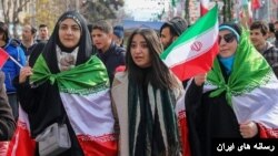 در راهپیمایی‌های حامیان حکومت برخی از زنان بدون حجاب هم در تصاویر رسانه‌های حکومتی به تصویر کشیده می‌شوند.