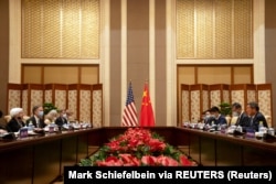 Menteri Keuangan AS Janet Yellen, kiri, mendengarkan Wakil Perdana Menteri China He Lifeng, kanan, berbicara selama pertemuan di Diaoyutai State Guesthouse di Beijing, China, Sabtu, 8 Juli 2023. (Foto: Mark Schiefelbein via REUTERS)