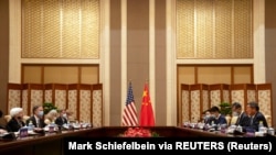 中国国务院副总理何立峰7月8日与美国财政部长耶伦举行会谈.