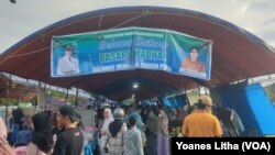 Para pengunjung memadati lokasi pasar Ramadan di Lapangan Sintuwu Maroso, Kabupaten Poso, Sulawesi Tengah, Kamis, 23 Maret 2023. (Foto: Yoanes Litha/VOA)