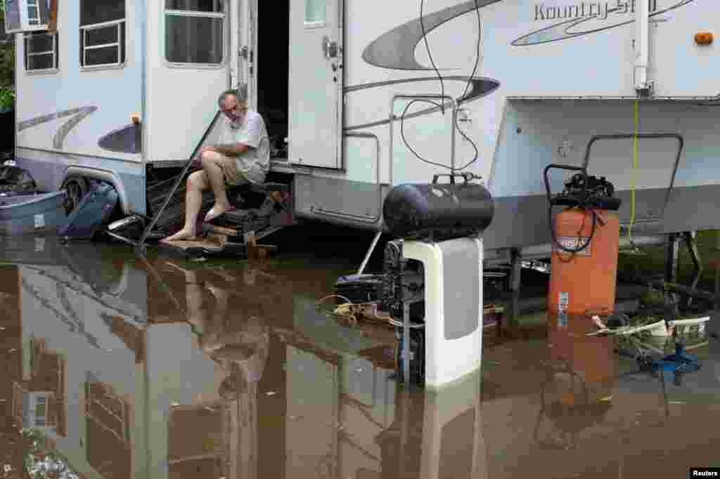 Fred Ray se sienta en las escaleras de su casa inundada después de que el huracán Beryl atravesó el área de Bay City, Texas.