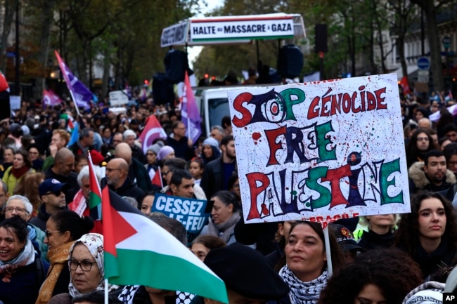 Manifestantes marchan durante una manifestación para apoyar al pueblo palestino en Gaza, el sábado 4 de noviembre de 2023 en París. (Foto AP/Aurelien Morissard)