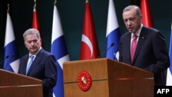 FILE - Turkish President Recep Tayyip Erdogan, right, and Finnish President Sauli Niinisto hold a joint press conference after their meeting at the Presidential Complex in Ankara, March 17, 2023. 