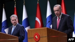 资料照片：2023年3月17日，土耳其总统埃尔多安（右）和芬兰总统尼尼斯托（左）在安卡拉总统官邸会晤后举行的联合新闻发布会上。