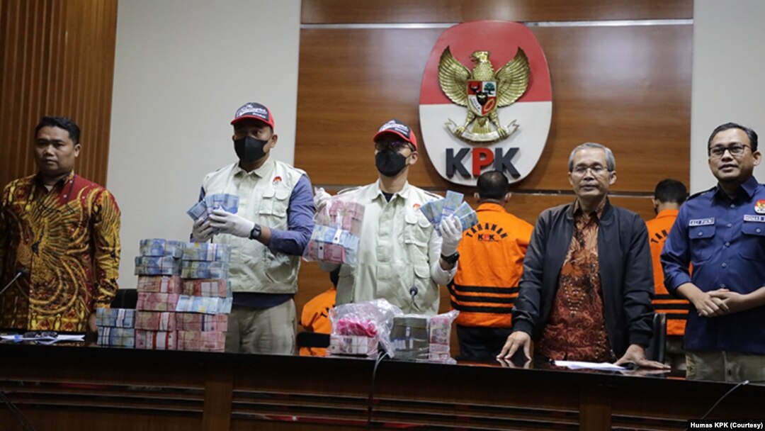 KPK menunjukkan uang dalam kasus korupsi yang menjerat Bupati Meranti yang diduga menerima pemberian dari berbagai pihak hingga lebih Rp26 miliar. (Foto: Humas KPK)