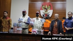 KPK menunjukkan uang dalam kasus korupsi yang menjerat Bupati Meranti yang diduga menerima pemberian dari berbagai pihak hingga lebih Rp26 miliar. (Foto: Humas KPK)