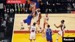 Aaron Gordon des Denver Nuggets fait un dunk contre le Miami Heat lors du troisième match des Finales NBA, Miami le 7 juin 2023.