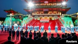 资料照：中国领导人习近平和夫人在陕西省西安市欢迎出席中国-中亚峰会的各国领导人。（2023年5月18日）