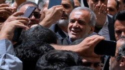 Kandidat reformis dalam pemilihan presiden Iran Masoud Pezeshkian disambut oleh para pendukungnya saat ia tiba untuk memberikan suara di tempat pemungutan suara di Shahr-e-Qods dekat Teheran, Iran, 5 Juli 2024. (Foto: AP)