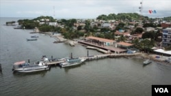 Vista aérea del muelle de Necoclí, el punto de partida de la ruta marítima más frecuentada por los migrantes que buscan atravesar el Tapón del Darién. [Foto: Johan Reyes, VOA]. 