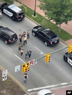 Orang-orang berpencar dari lokasi penembakan saat polisi tiba, Selasa, 6 Juni 2023, di Richmond, Virginia. (Foto: via AP)