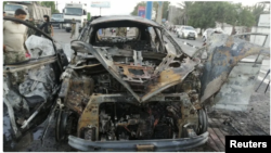 تصویری از یک خودرو منفجر شده در یمن که در آن یک روزنامه‌نگار کشته شد.