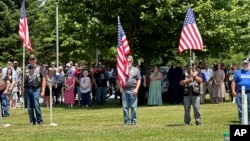 I veterani i civili prisustvovali su 20. juna 2024. sahrani bivšeg američkog marinca Gerryja Brooksa na Memorijalnom groblju veterana Mainea u Augusti, Maine.