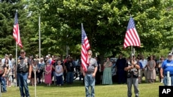Hàng trăm người có mặt tiễn đưa cựu Thủy quân lục chiến Hoa Kỳ Gerry Brooks đến nơi an nghỉ cuối cùng với đầy đủ lễ nghi quân cách hôm 20/6/2024 tại Nghĩa trang Tưởng niệm Cựu chiến binh Maine ở Augusta.