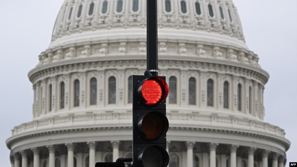 资料图片：2023年9月28日，华盛顿政府关门迫在眉睫，美国国会大厦穹顶前的红绿灯。（法新社）(photo:VOA)