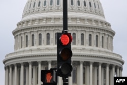 Lampu merah terlihat di depan kubah US Capitol di Washington pada 28 September 2023. (Foto: AFP)