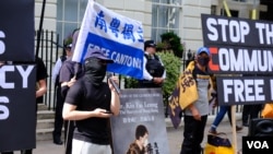 在英国雪埠（Sheffield，又译谢菲尔德），香港人组织发起游行抗议《香港国安法》。在伦敦，自称来自广东的“J先生”在集会发言在伦敦的香港经济贸易办事处外发言。 （美国之音/郑乐捷）
