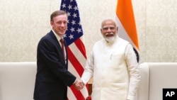 Премьер-министр Индии Нарендра Моди (справа) пожимает руку советнику по национальной безопасности США Джейку Салливану во время встречи с ним в Нью-Дели, Индия, 17 июня 2024 года
