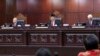 Suasana sidang pembacaan putusan dugaan pelanggaran etik hakim Mahkamah Konstitusi di Jakarta, Selasa (7/11). (VOA/Indra Yoga) 