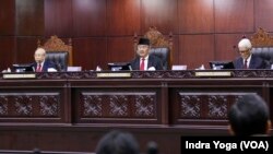 Suasana sidang pembacaan putusan dugaan pelanggaran etik hakim Mahkamah Konstitusi di Jakarta, Selasa (7/11). (VOA/Indra Yoga) 