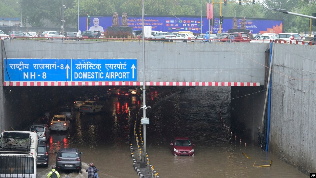 Một đường cao tốc bị ngập gần sân bay ở New Delhi hôm 28/6.