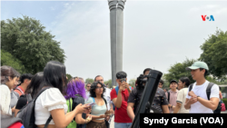 Eclipse de sol es disfrutado por miles en explanada de universidad en México