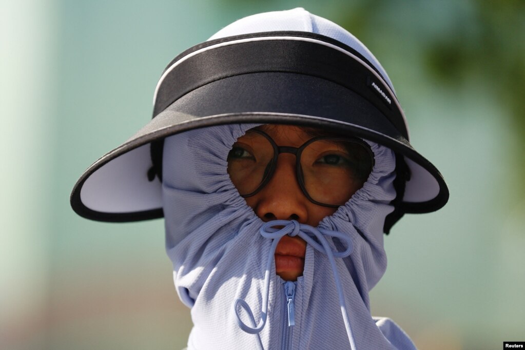 北京街头一名身穿防晒服的行人。（2023年6月30日）(photo:VOA)