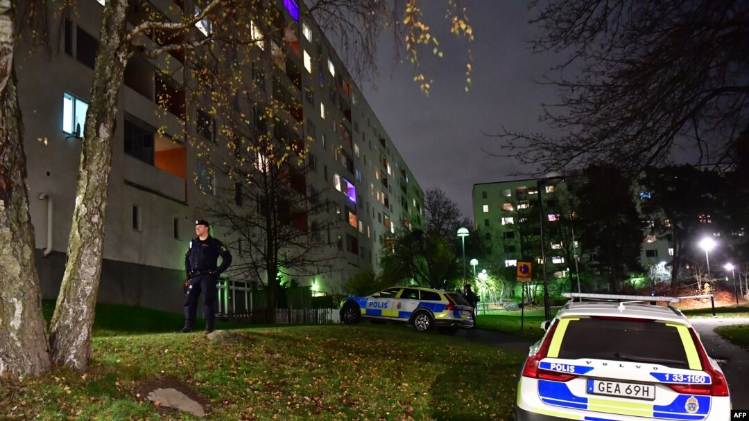 FILE - Sebuah kendaraan polisi diparkir di luar blok apartemen di barat laut Stockholm, 14 November 2021. Seorang jurnalis China dilaporkan ditangkap di Stockholm dan diusir minggu lalu setelah dia dianggap sebagai ancaman keamanan nasional.