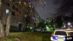 FILE - Sebuah kendaraan polisi diparkir di luar blok apartemen di barat laut Stockholm, 14 November 2021. Seorang jurnalis China dilaporkan ditangkap di Stockholm dan diusir minggu lalu setelah dia dianggap sebagai ancaman keamanan nasional.