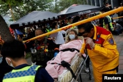 台灣花蓮一處偏移地區的一名女子獲救後被送到醫療點進行身體檢查。 （2024年4月4日）