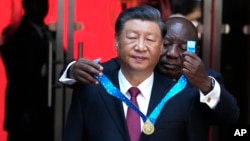 Le président chinois Xi Jinping reçoit l'ordre de l'Afrique du Sud des mains du président Cyril Ramaphosa à Pretoria, le 22 août 2023. (AP / Themba Hadebe)
