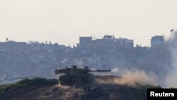 一輛以色列坦克從以色列向加沙地帶開火。（2024年2月21日）
