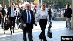 Сенатор США Роберт Менендес и его жена Надин Менендес прибывают в Федеральный суд в Нью-Йорке, 27 сентября 2023 года