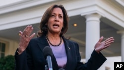 Wakil Presiden AS Kamala Harris berbicara di Gedung Putih, Washington, pada 8 November 2023. (Foto: AP/Evan Vucci)