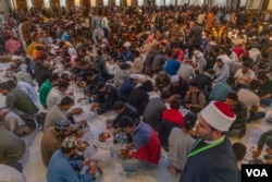 Ummat Muslim berbuka puasa bersama di Masjid Al-Azhar di Kairo, Mesir (foto: dok).