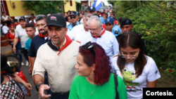 León Fredy Muñoz, embajador de Colombia en Nicaragua (de camisa crema), asiste a una marcha oficialista en la ciudad de León.
