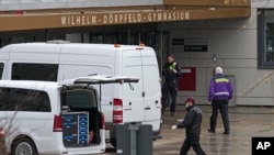 Polisi mengamankan barang bukti di lokasi penyerangan di Sekolah Wilhelm Doerpfeld, Wuppertal, Jerman, Kamis, 22 Februari 2024. (AP/Martin Meissner)