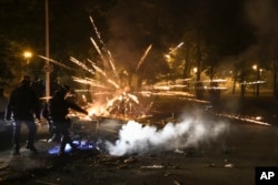 Polisi membersihkan jalan pada malam ketiga protes yang dipicu oleh penembakan fatal oleh polisi terhadap seorang pengemudi berusia 17 tahun di Nanterre, pinggiran Paris, Prancis, 30 Juni 2023. (Foto: AP)