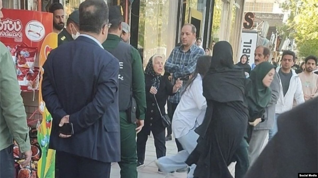 بازداشت زنان مخالف حجاب اجباری در ایران - آرشیو