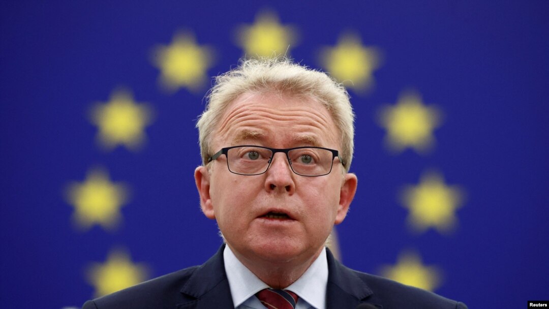FILE: Komisaris Pertanian Eropa Janusz Wojciechowski di Strasbourg, Prancis, 23 November 2021. (REUTERS/Christian Hartmann)