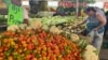 Una cliente escoge sus productos en un mercado de verduras y frutas en Maracaibo, Venezuela, en julio de 2023. La inflación de alimentos y otros bienes y productos en el país suramericano fue de 182,9% entre enero y noviembre de este año.