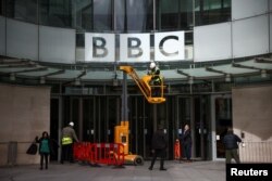 ARHIVA - Majstori rade na postavljanju natpisa u sedištu Britanske radiodifuzne korporacije (BBC) u Londonu, 13. marta 2023. Bi-Bi-Si se prvenstveno finansira iz godišnje televizijske dozvole koju je odredila vlada i plaćaju građani.