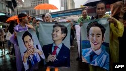 Pengunjuk rasa pro-demokrasi mengangkat foto pemimpin Partai Bergerak Maju Pita Limjaroenrat selama demonstrasi di Bangkok pada 23 Juli 2023 setelah parlemen Thailand memblokir pencalonan perdana menteri dari pemimpin partai Pita Limjaroenrat. (Foto: AFP/Jack TAYLOR)