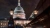 Vista del Capitolio el martes por la noche, 26 de septiembre de 2023, en Washington, mientras los legisladores trabajan para hacer avanzar los proyectos de ley de asignaciones en la Cámara de Representantes.