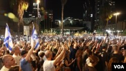 Singing the national anthem, Ha-Tikva, participants of a mass rally calling for release of the Israeli hostages turned on their cellphone lights in Tel-Aviv, Nov 4, 2023. (Natasha Mozgovaya/VOA) 