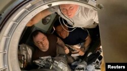 Awak ISS (kosmonot Roscosmos Sergey Prokopyev, Dmitry Petelin dan astronot NASA Frank Rubio), berfoto sebelum melepaskan kapsul ruang angkasa Soyuz MS-23, saat meninggalkan Stasiun Luar Angkasa Internasional, 27 September 2023. (Konstantin Borisov/Roscosmos/Handout via REUTERS)