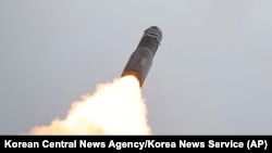 ຮູບນີ້ທີ່ໄດ້ສະໜອງເມື່ອວັນທີ 13 ກໍລະກົດ 2023, ໂດຍລັດຖະບານເກົາຫຼີເໜືອ ສະແດງໃຫ້ເຫັນ ສິ່ງທີ່ຕົນກ່າວວ່າ ເປັນການທົດລອງຍິງລູກສອນໄຟ ICBM Hwasong-18, ໃນເກົາຫຼີເໜືອ ເມື່ອວັນທີ 12 ກໍລະກົດ 2023. (Korean Central News Agency/Korea News Service via AP)