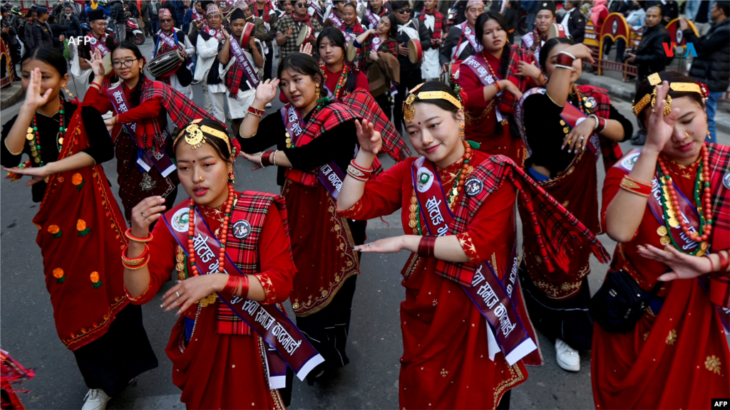 Desde Nepal: Miembros de la comunidad indígena Gurung visten trajes tradicionales y bailan con motivo del festival &#39;Tamu Lhosar&#39;, que marca el comienzo del año nuevo Gurung en Katmandú, el 31 de diciembre de 2023.