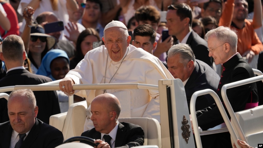 Paus Fransiskus tiba di Lapangan Santo Petrus, Vatikan, Rabu, 7 Juni 2023. (AP/Andrew Medichini)